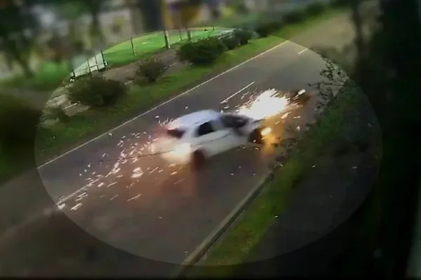 Imagem colorida mostra trecho de vídeo gravado por câmera de segurança do momento da colisão que deixou um jovem de 18 anos e uma mulher de 40 gravemente feridos - Metrópoles