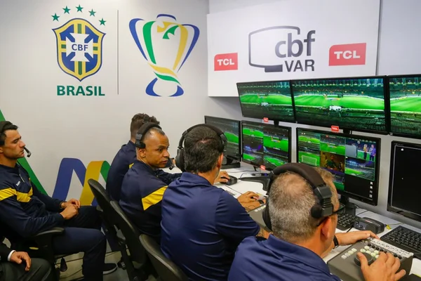 FIFA proíbe divulgação de conversa entre árbitro e VAR durante o jogo