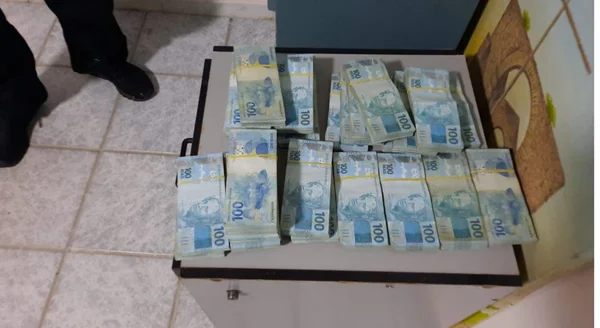 Preso pela PF por corrupção, prefeito escondia mais R$ 400 mil no guarda-roupa