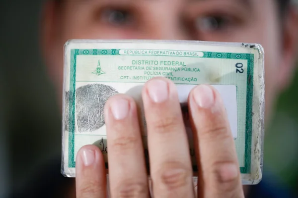 Sem contrato, impressão de carteiras de identidade no DF é suspensa