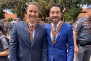 Guilherme Derrite e Gui Moron durante cerimônia de condecoração da PM
