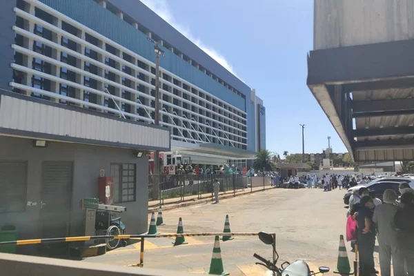 Incêndio atinge Hospital Santa Luzia no DF e pacientes são evacuados. Vídeo