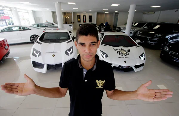 Criador do “LamborgUno” realiza o sonho de andar em uma Lamborghini
