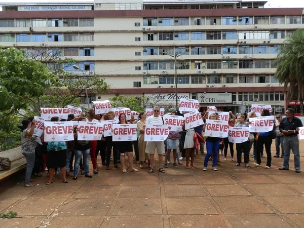 Com salários atrasados, merendeiros da rede pública entram em greve