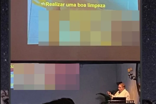 Imagem colorida do médico e o slide da mulher nua - Metrópoles