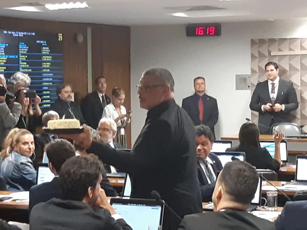 Frota leva ao Senado bolo de “um ano do caso Queiroz”