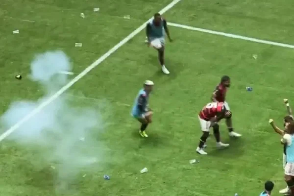 Bomba arremessada pela torcida atinge o campo durante o jogo do Atlético MG e Flamengo na Arena MRV