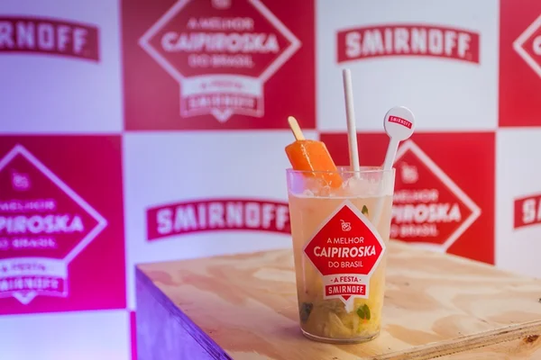 Aprenda a receita da melhor caipirosca do Brasil, segundo a Smirnoff