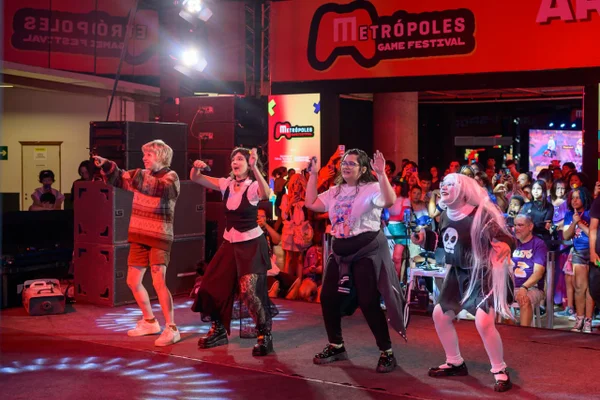 Feh Dubs dançando Just Dance no Metrópoles Game Festival - Metrópoles