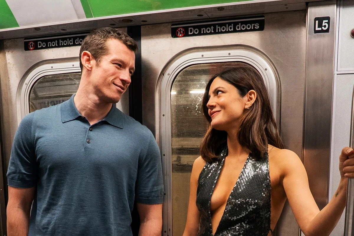 Monica Barbaro e Callum Turner são os protagonistas do filme Só Por Uma Noite Monica Barbaro e Callum Turner são os protagonistas do filme Só Por Uma Noite