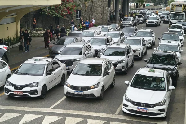 Imagens mostram táxis em Congonhas; taxistas - Metrópoles