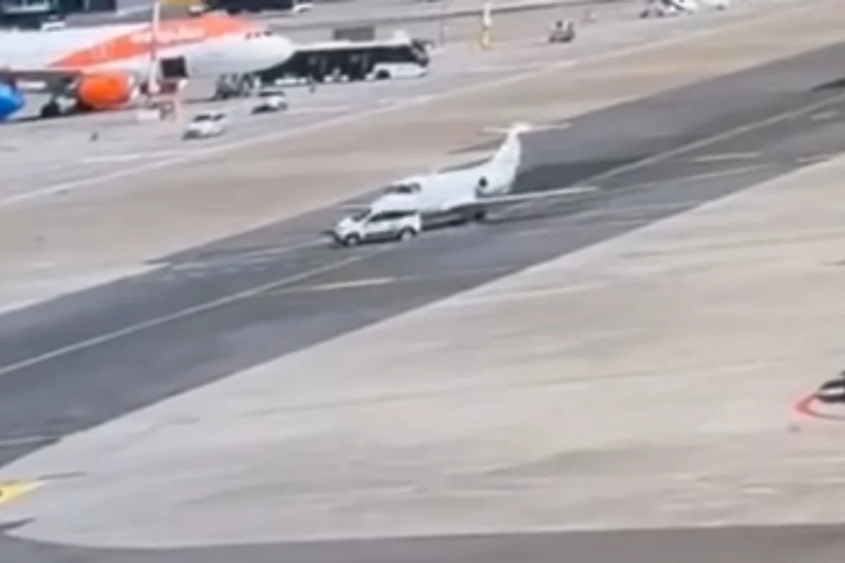 Itália: carro colide com jatinho particular em aeroporto e atrasa voos. Veja vídeo
