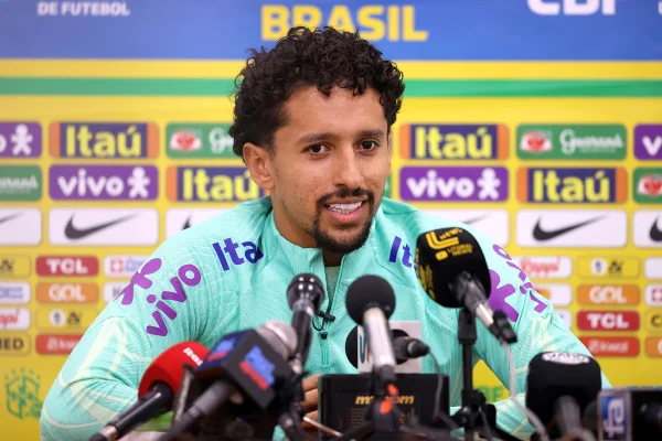 Marquinhos, zagueiro da Seleção Brasileira, em coletiva de imprensa - Metrópoles