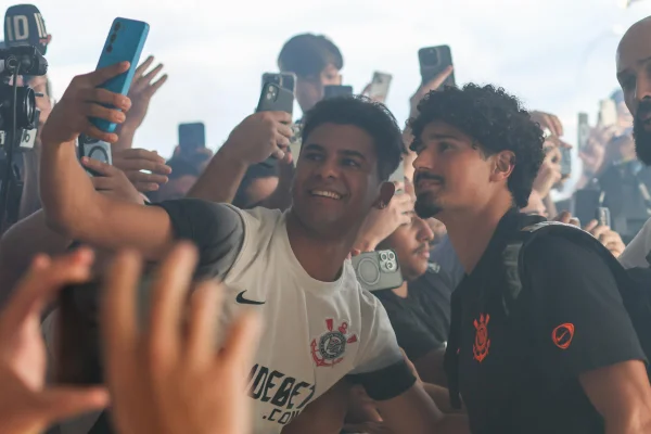 Corinthians desembarca no DF para a Supercopa com festa da torcida