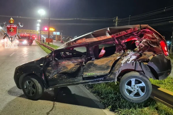 Motorista fica ferido após colisão e capotamento na Via Estrutural