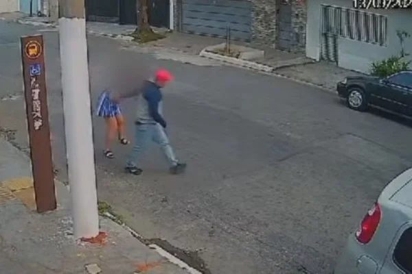 Homem tenta arrastar adolescente para dentro de carro na zona leste de SP - Metrópoles