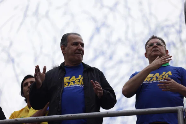 Imagem colorida mostra Silas Malafaia canta o hino nacional na Avenida Paulista - Metrópoles
