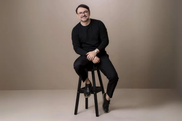 Rossandro Klinjey: importância do amor próprio para lidar com críticas