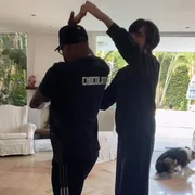 Davi, de 20 anos, filho de Bel Kutner, dança com o professor Chocolate Davi, de 20 anos, filho de Bel Kutner, dança com o professor Chocolate