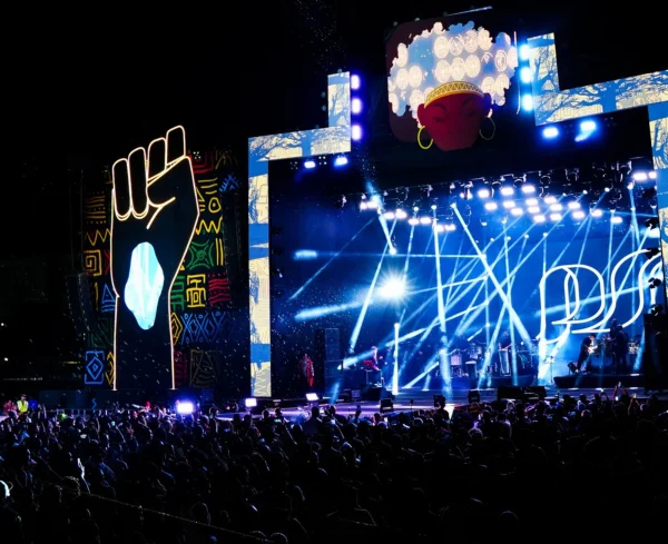 Fotografia colorida mostrando show de música-Metrópoles