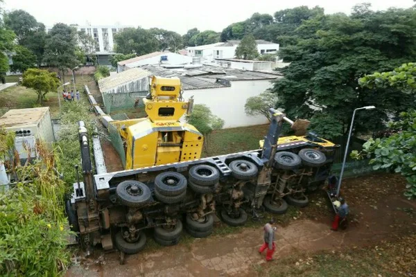 Guindaste tomba e torre de celular desaba na Asa Norte