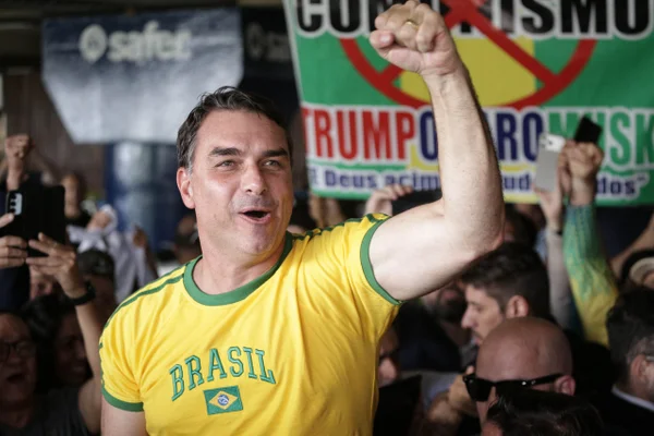 “Ninguém me aborrece”, diz Flávio Bolsonaro após vídeo de Michelle