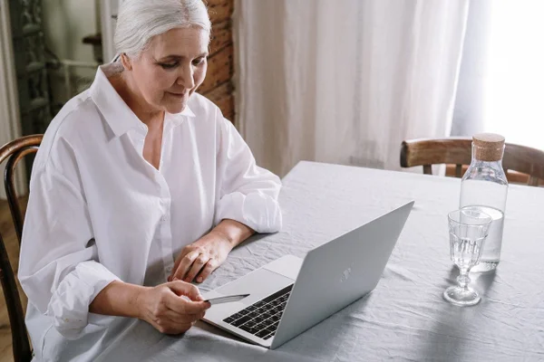 Mulher usa laptop