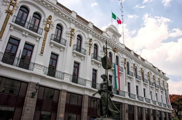 Imagem colorida mostra prédio da Suprema Corte do México - Metrópoles