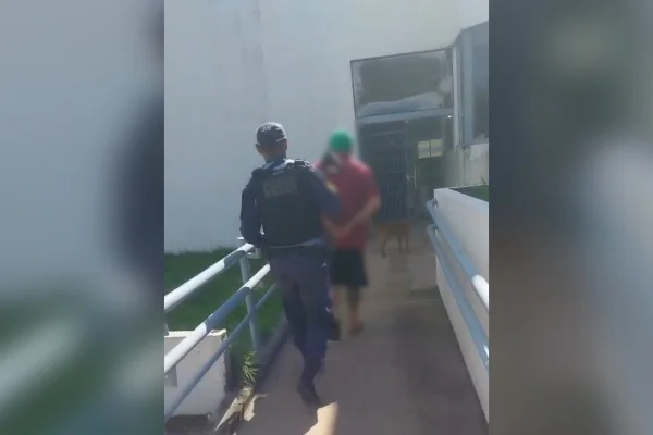 Homem atira na nuca de adolescente ao achá-lo sozinho com sua filha