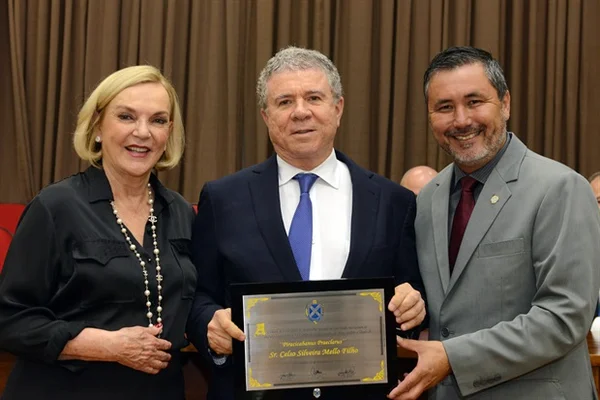 Celso Silveira Mello Filho (C) com a esposa, Maria Luiza Meneghel