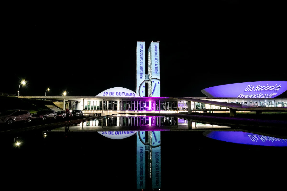 Foto colorida do Congresso Nacional iluminado no dia do AVC - Metrópoles