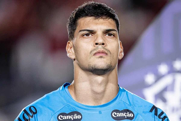 Imagem colorida do goleiro Gabriel Brazão - Metrópoles