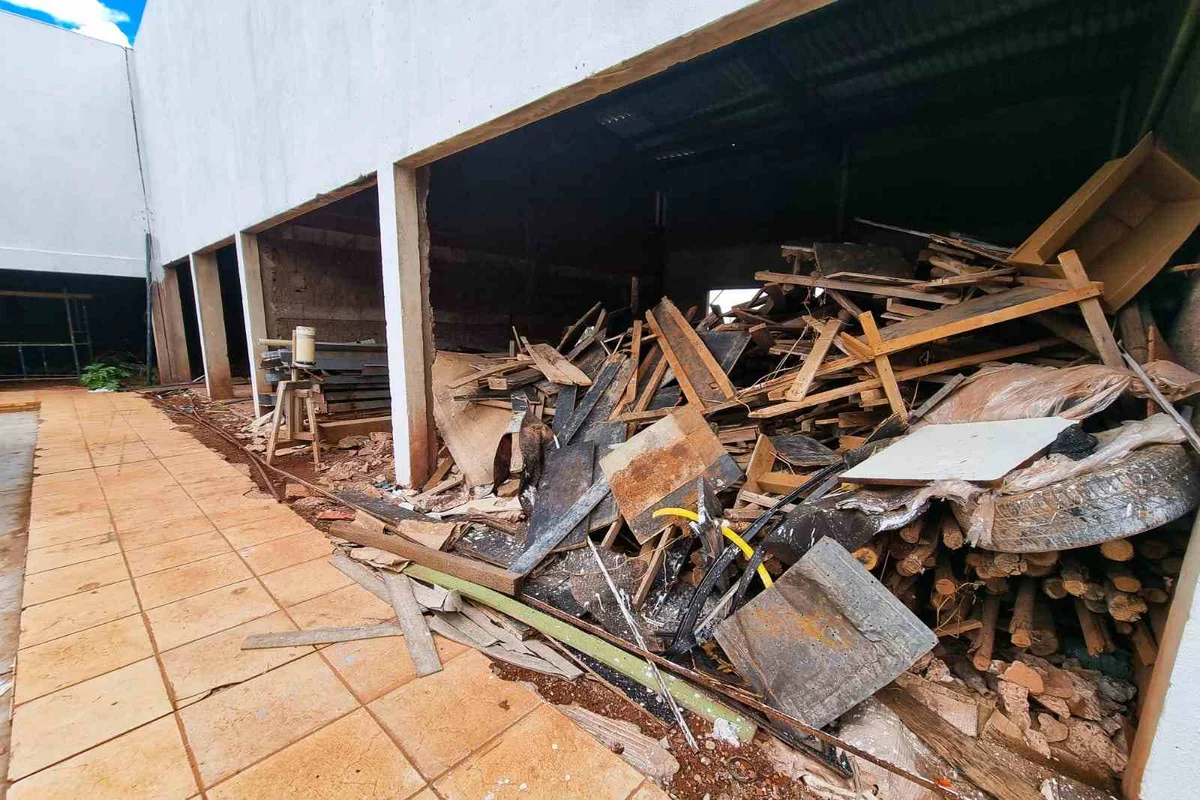 Também em Águas Claras, outra construção fantasma acumula entulhos Também em Águas Claras, outra construção fantasma acumula entulhos
