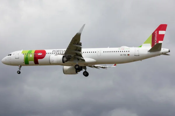 Imagem colorida de avião da TAP - Metrópoles