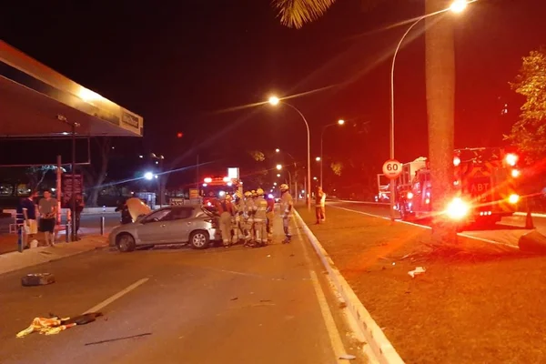 Carro capota no Eixinho, e motorista é levada ao Hospital de Base