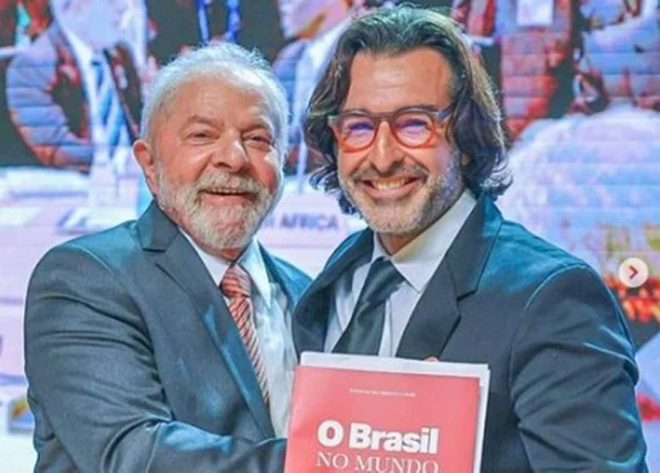 foto colorida de lula com ricardo stuckert