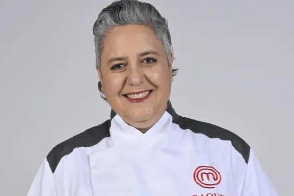 Foto colorida de uma mulher com cabelo grisalho - Metrópoles