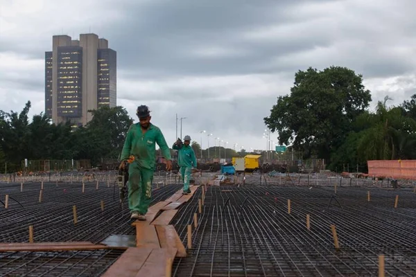Devido às chuvas, prazo para concluir viaduto no Eixão Sul é adiado