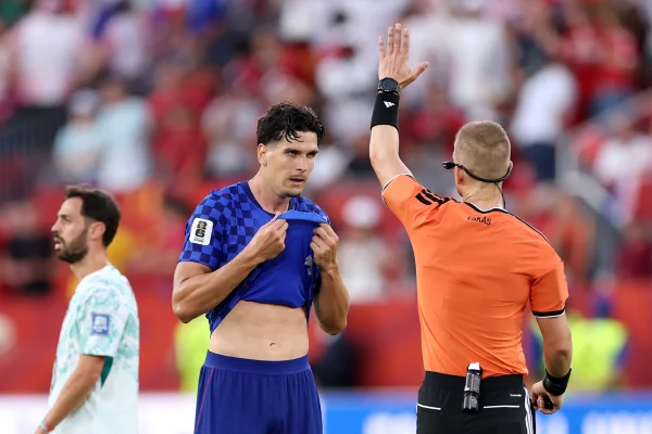 Jogador da Croácia admite que tocou na bola em gol anulado na Copa