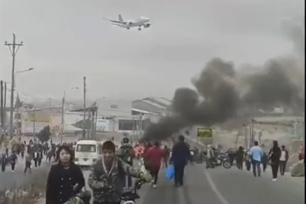 Manifestantes invadem aeroporto de Arequipa, no Peru - Metrópoles
