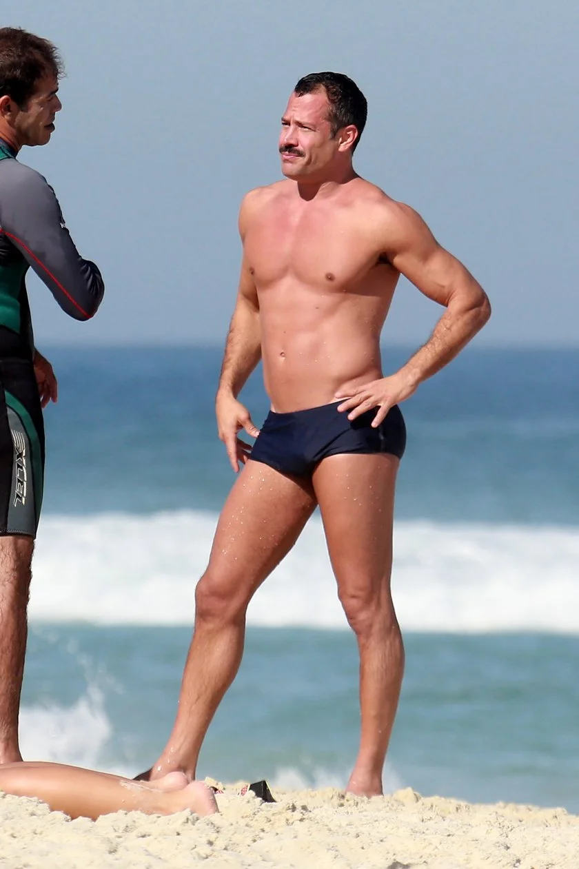 Malvino Salvador mostrou boa forma ao aparecer de sunga durante passeio com a família em praia carioca Malvino Salvador mostrou boa forma ao aparecer de sunga durante passeio com a família em praia carioca