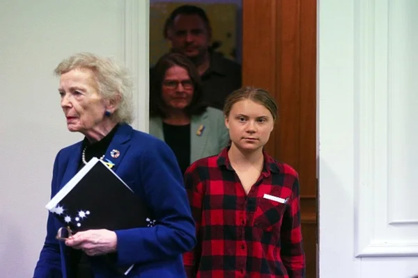 Imagem colorida de Greta Thunberg visitando Kiev - Metrópoles