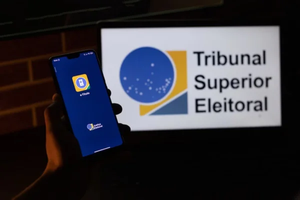 É possível consultar o local de votação através do aplicativo e-Título ou pelo site do TSE. Função está disponível para o 1º e 2º turno - Metrópoles