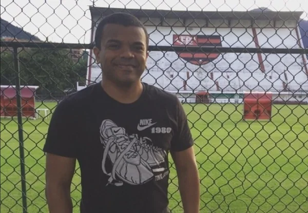 Lembra dele? Roma, ex-Flamengo e pupilo de Jesus, vira advogado