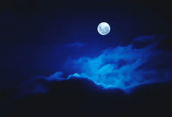 uma lua cheia com nuvens sobre ela em uma noite de Fases da lua - Metrópoles
