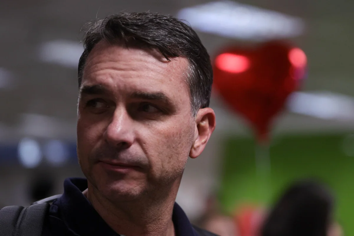 Flávio Bolsonaro usará jatinho em parte da campanha presidencial de 2026