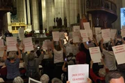 Pessoas com faixas e cartazes participam de ato na Catedral da Sé, em São Paulo, por Vladimir Herzog, morto pela ditadura militar Pessoas com faixas e cartazes participam de ato na Catedral da Sé, em São Paulo, por Vladimir Herzog, morto pela ditadura militar