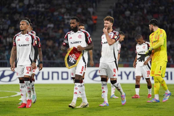 Imagem colorida dos jogadores do Flamengo - Metrópoles