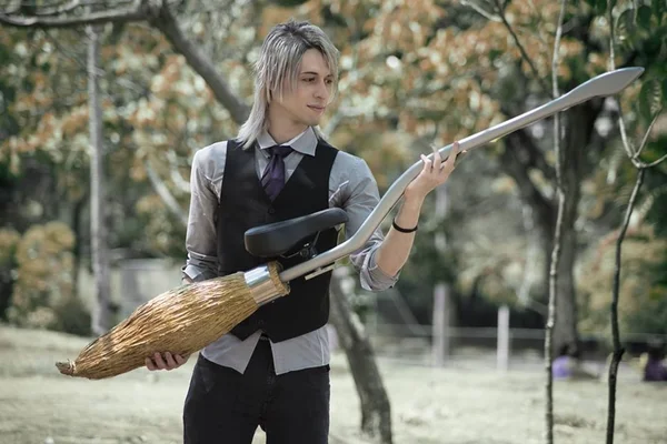 Homem segura vassoura inspirada no filme Harry Potter