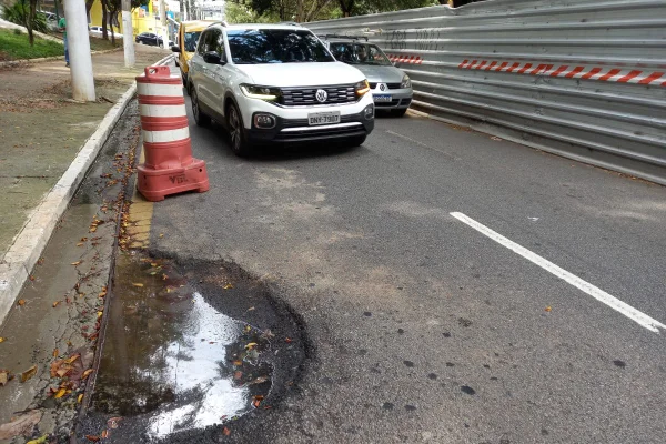Imagem mostra obras na Rua Sena Madureira, na Vila Mariana, em São Paulo - Metrópoles